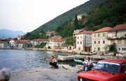 Ylitimme Kotorinlahden lautalla